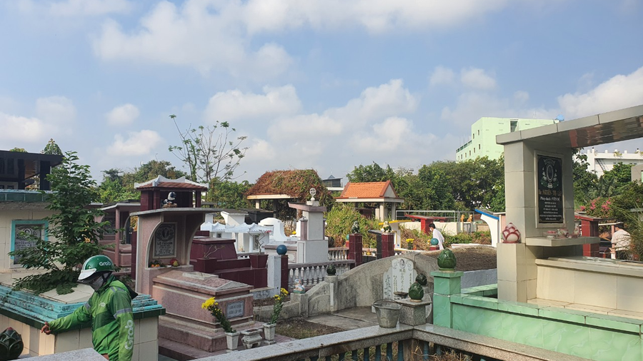 Những ngày trước tết, các gia đình đi tảo mộ. Vì sao có truyền thống này?. Ảnh: Bảo Vy