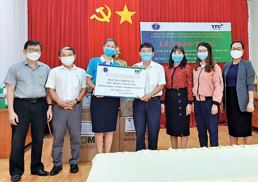 TTC Gia Lai hỗ trợ vật tư y tế phòng-chống dịch Covid-19 cho ngành Y tế tỉnh. Ảnh: Bảo Trang