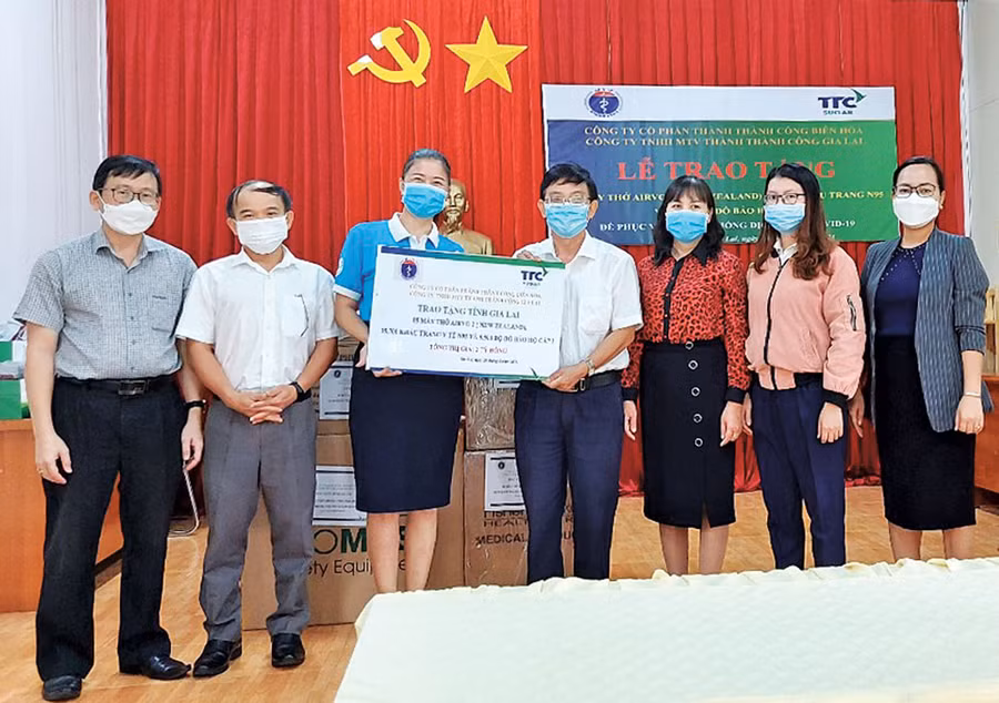 TTC Gia Lai hỗ trợ vật tư y tế phòng-chống dịch Covid-19 cho ngành Y tế tỉnh. Ảnh: Bảo Trang