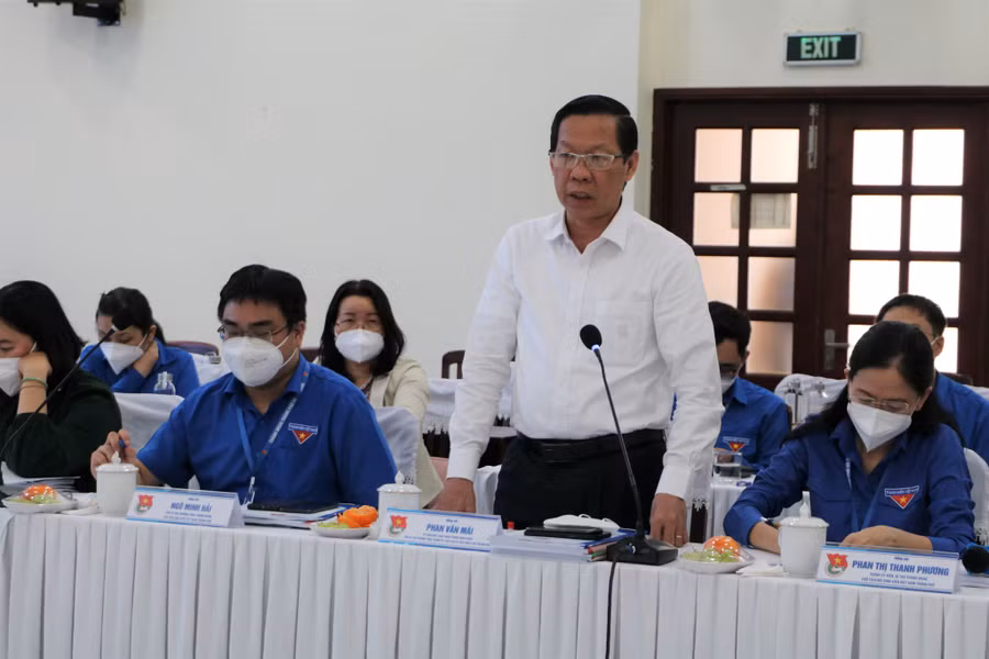 Tham dự chương trình còn có Ủy viên T.Ư Đảng, Phó bí thư Thường trực Thành ủy, Chủ tịch UBND TP.HCM Phan Văn Mãi. Ảnh: Lê Thanh