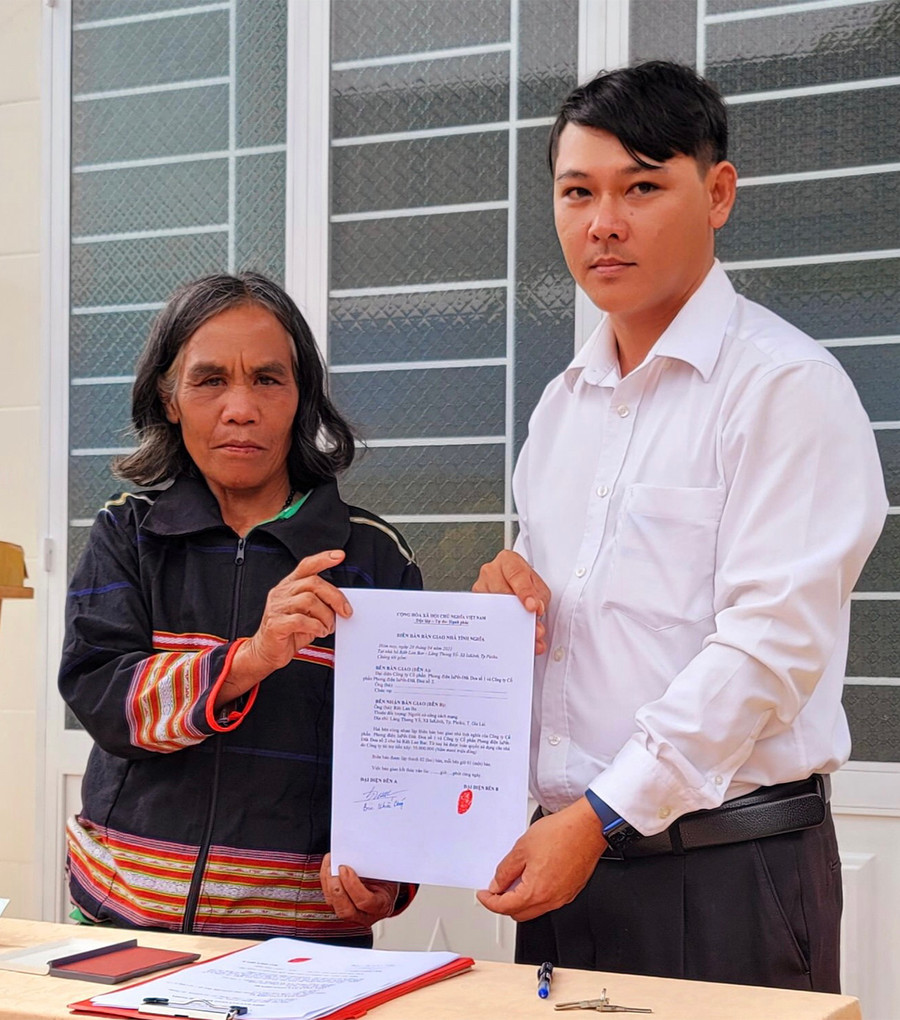  Trao nhà cho hộ nghèo xã Ia Kênh (TP. Pleiku). Ảnh: Vũ Thảo