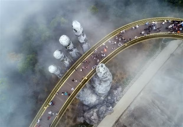 Điển tham quan Cầu Vàng (Đà Nẵng). (Ảnh: TTXVN)