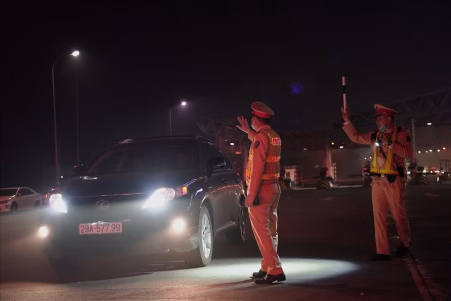 Lực lượng Cục Cảnh sát giao thông tuần tra kiểm soát, trong đó có kiểm tra tài xế vi phạm nồng độ cồn, tại cao tốc Pháp Vân - Cầu Giẽ. Ảnh minh hoạ: V.D