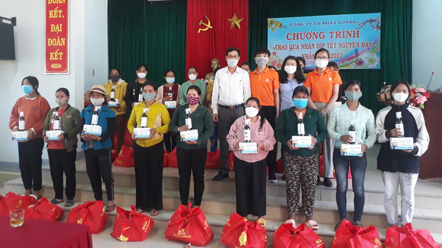 Đoàn công tác tặng quà cho người nghèo xã Ia Kly và thị trấn Chư Prông. Ảnh: Hồng Thương Đoàn công tác tặng quà cho người nghèo xã Ia Kly và thị trấn Chư Prông. Ảnh: Hồng Thương