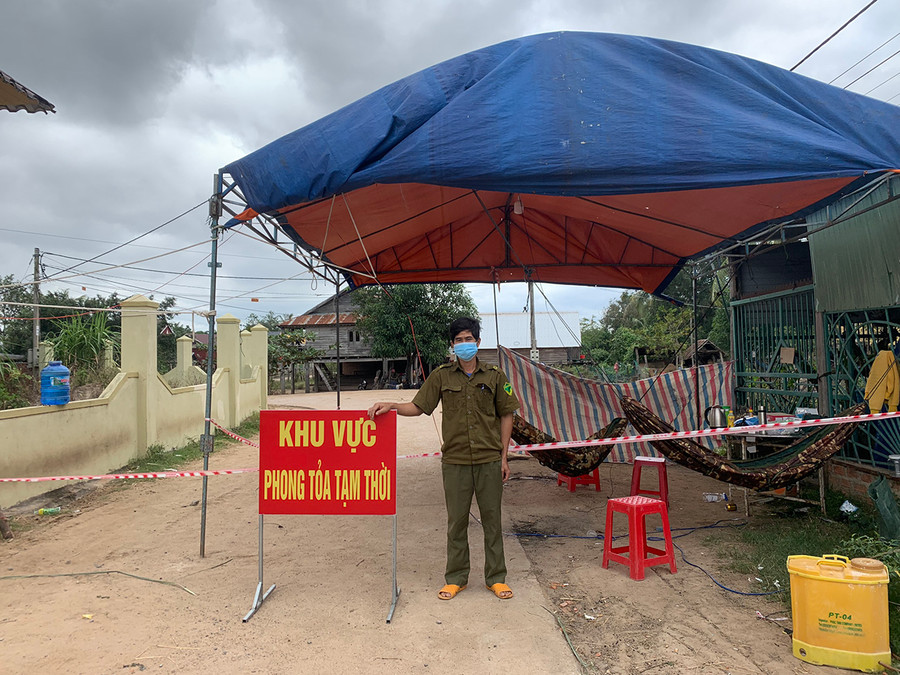 Trong ngày đầu năm mới, các cán bộ, chiến sĩ xã Ia Hiao (huyện Phú Thiện) vẫn đảm bảo công tác kiểm soát dịch Covid-19 tại khu vực phong tỏa. Ảnh: Vũ Chi