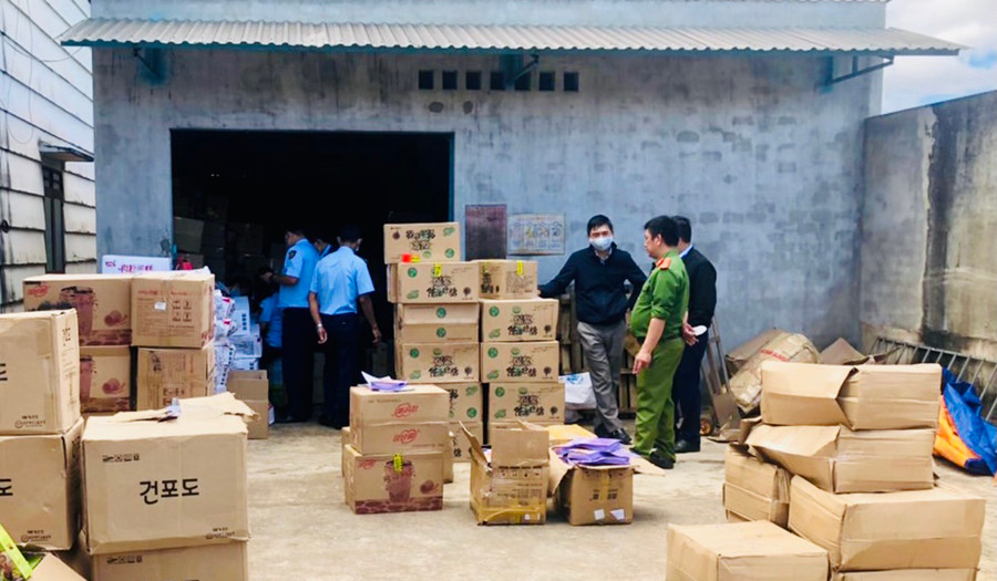 Lực lượng chức năng kiểm tra kho hàng của bà Bùi Thị Thu Hiền (xã Biển Hồ, TP. Pleiku). Ảnh: Vũ Thảo Lực lượng chức năng kiểm tra kho hàng của bà Bùi Thị Thu Hiền (xã Biển Hồ, TP. Pleiku). Ảnh: Vũ Thảo