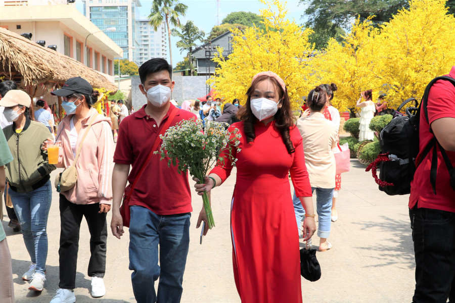 Bạn trẻ dạo phố trên những cung đường trang trí tràn ngập sắc xuân ở TP.HCM. Ảnh: Lê Thanh