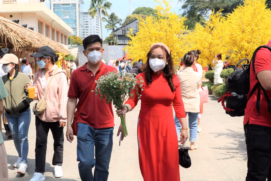 Bạn trẻ dạo phố trên những cung đường trang trí tràn ngập sắc xuân ở TP.HCM. Ảnh: Lê Thanh