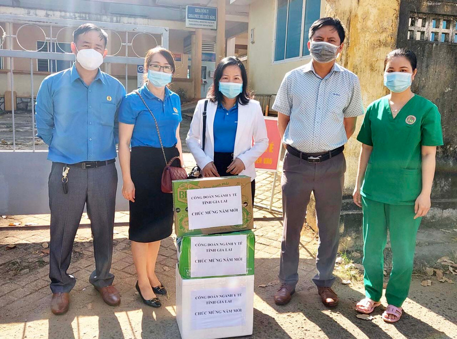 Ban Thường vụ Công đoàn ngành Y tế thăm tặng quà tại Khoa Bệnh nhiệt đới (Bệnh viện Đa khoa tỉnh). Ảnh: Như Nguyện