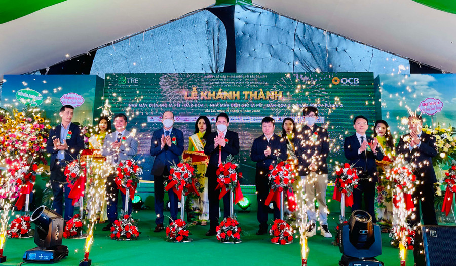 Lãnh đạo tỉnh cùng đại diện nhà đầu tư và nhà thầu cắt băng khánh thành. Ảnh: Vũ Thảo