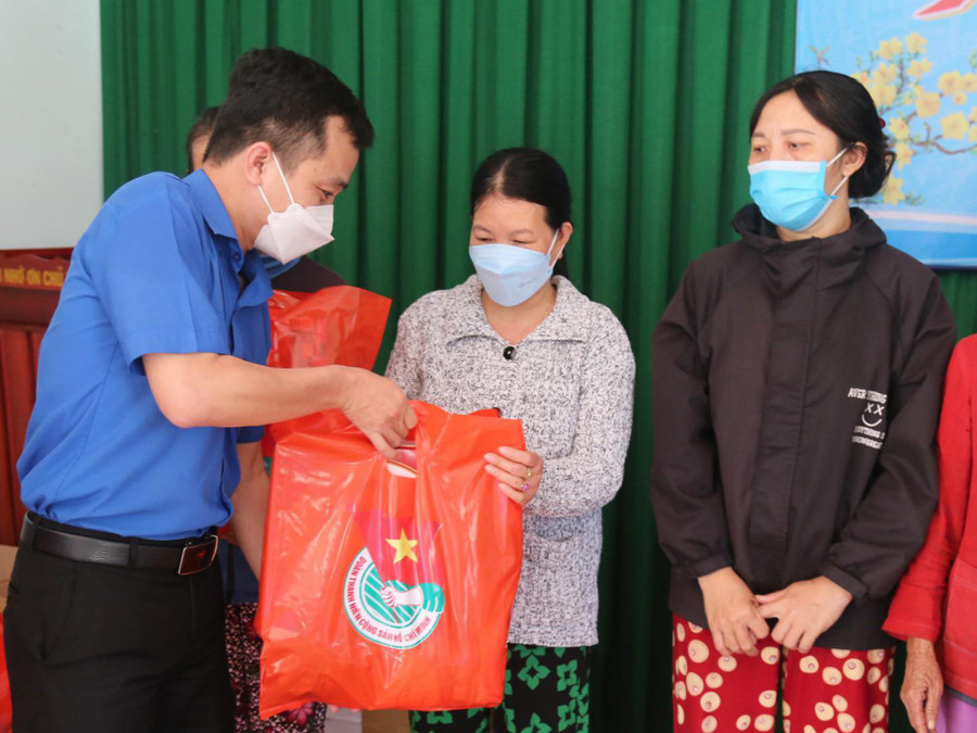 Anh Nguyễn Thành Trung, Phó bí thư Tỉnh đoàn Bình Định, trao quà tết cho người dân xã đảo Nhơn Châu. Ảnh: Nguyễn Vân