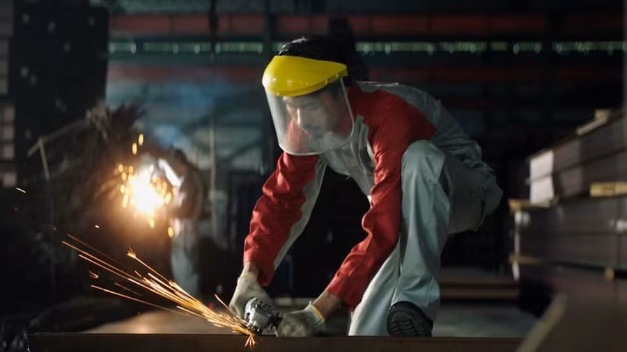 Đen Vâu nói anh đã lao động chăm chỉ để mang về cho mẹ những đồng tiền thơm tho. Ảnh: FBNV.