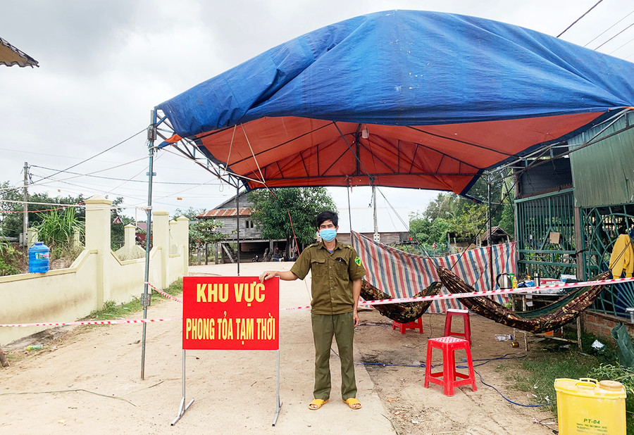 Trong ngày đầu năm mới, các cán bộ, chiến sĩ xã Ia Hiao (huyện Phú Thiện) vẫn đảm bảo công tác kiểm soát dịch Covid-19 tại khu vực phong tỏa. Ảnh: Vũ Chi Trong ngày đầu năm mới, các cán bộ, chiến sĩ xã Ia Hiao (huyện Phú Thiện) vẫn đảm bảo công tác kiểm soát dịch Covid-19 tại khu vực phong tỏa. Ảnh: Vũ Chi