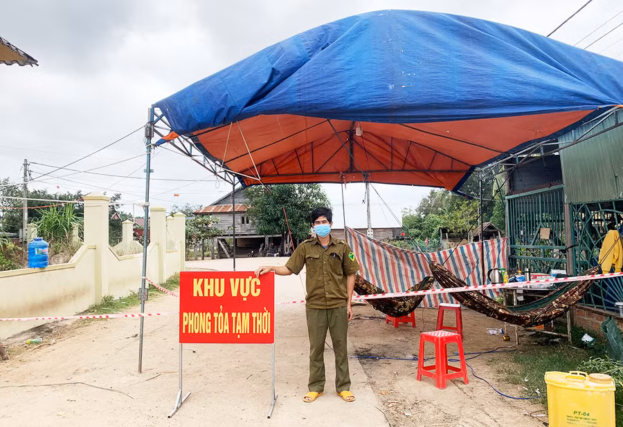 Trong ngày đầu năm mới, các cán bộ, chiến sĩ xã Ia Hiao (huyện Phú Thiện) vẫn đảm bảo công tác kiểm soát dịch Covid-19 tại khu vực phong tỏa. Ảnh: Vũ Chi