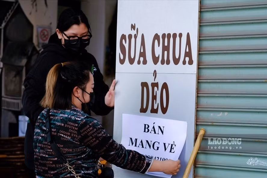 Từ ngày 10.1, hàng quán ăn uống trên địa bàn quận Cầu Giấy chỉ được phép bán hàng mang về. Ảnh: PV