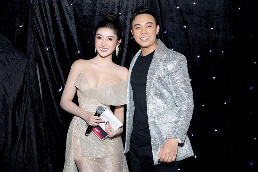 Huyền My khoe dáng gợi cảm bên nam ca sĩ Đông Hùng. Ảnh: NSCC.