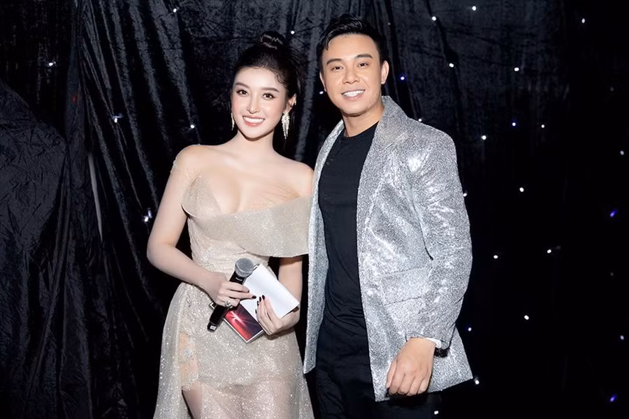 Huyền My khoe dáng gợi cảm bên nam ca sĩ Đông Hùng. Ảnh: NSCC.