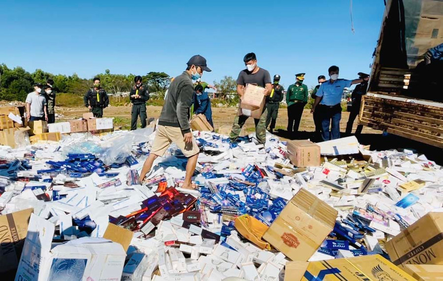 Tiêu huỷ thuốc lá điếu nhập lậu và giả tại khu vực Nghĩa trang thành phố Pleiku (phường Ia Kring, TP. Pleiku). Ảnh: Vũ Thảo