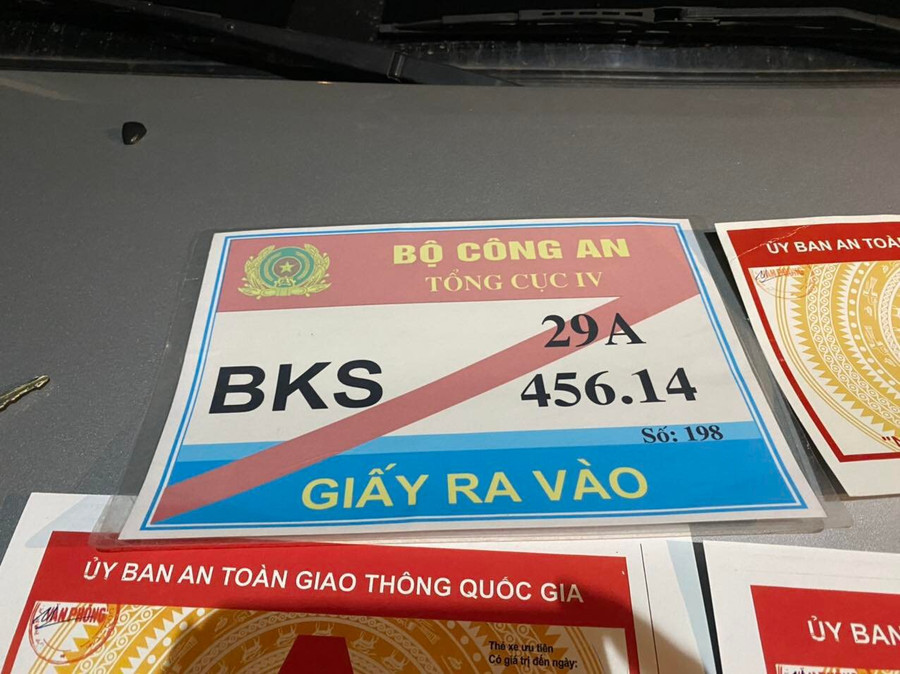 Phù hiệu ưu tiên phát hiện trên chiếc xe gắn biển giả. Ảnh: Công an cung cấp