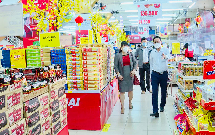 Kiểm tra công tác dự trữ hàng hóa tại Siêu thị Vinmart Pleiku. Ảnh: Vũ Thảo  Kiểm tra công tác dự trữ hàng hóa tại Siêu thị Vinmart Pleiku. Ảnh: Vũ Thảo