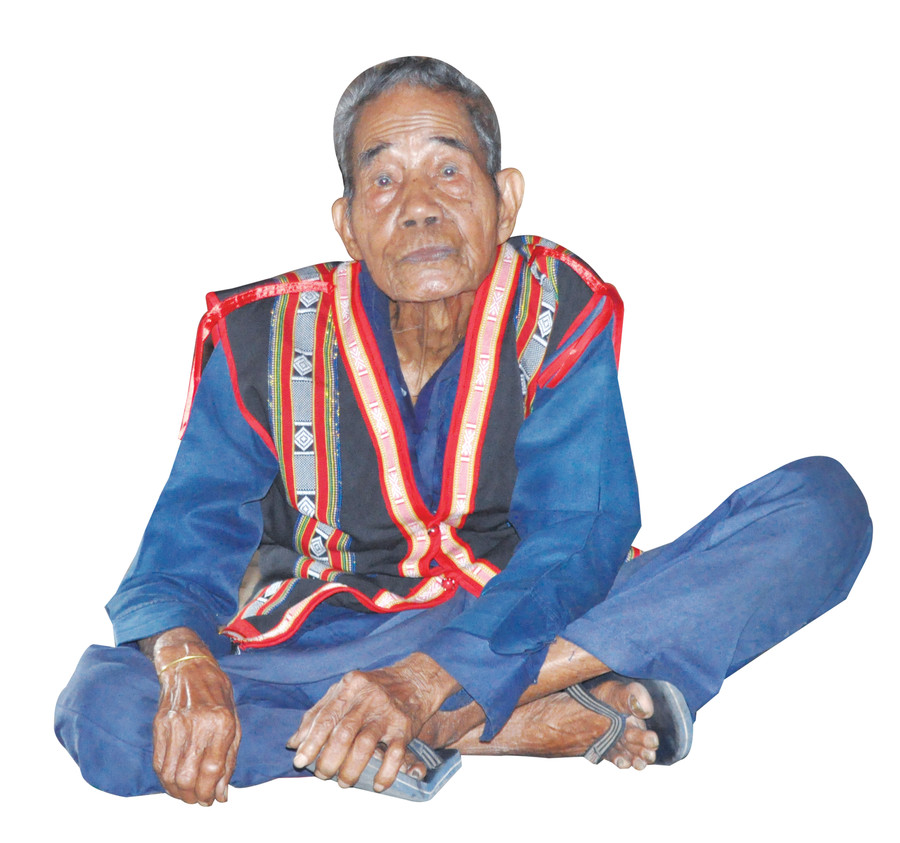 Dù đã 101 tuổi nhưng ông Ksor Oi (buôn Nông Siu) vẫn thuộc hơn 20 bài khan của người Jrai. Ảnh: R’Ô HOK Dù đã 101 tuổi nhưng ông Ksor Oi (buôn Nông Siu) vẫn thuộc hơn 20 bài khan của người Jrai. Ảnh: R’Ô HOK