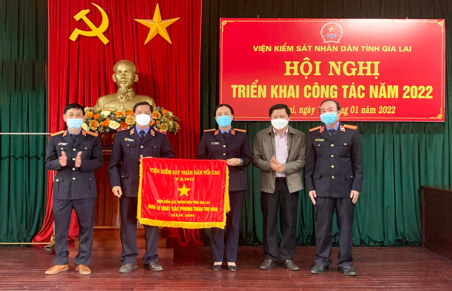 Thừa ủy quyền của Viện trưởng Viện Kiểm sát nhân dân tối cao, Phó Chủ tịch Thường trực HĐND tỉnh Trương Văn Đạt tặng Cờ thi đua của ngành Kiểm sát nhân dân năm 2021 cho Viện Kiểm sát nhân dân tỉnh. Ảnh: R’Ô HOK Thừa ủy quyền của Viện trưởng Viện Kiểm sát nhân dân tối cao, đồng chí Trương Văn Đạt-Phó Chủ tịch Thường trực HĐND tỉnh, tặng Cờ thi đua của ngành Kiểm sát nhân dân năm 2021 cho ngành Kiểm sát nhân dân tỉnh. Ảnh: R’Ô HOK