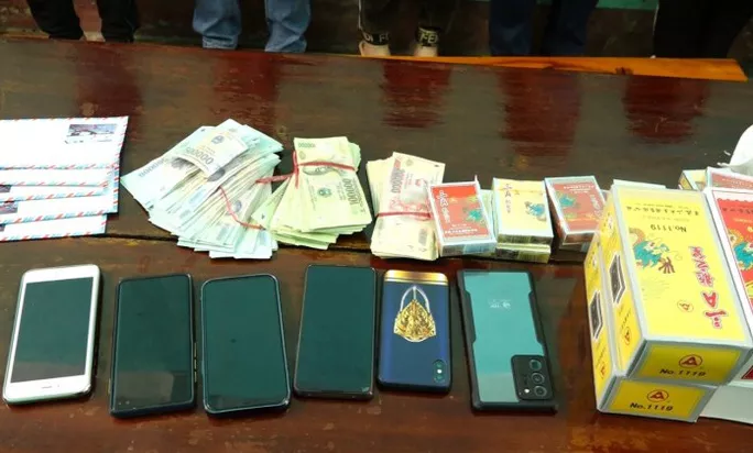 Số tiền mà nhóm đối tượng dùng để đánh bạc và một số tang vật liên quan