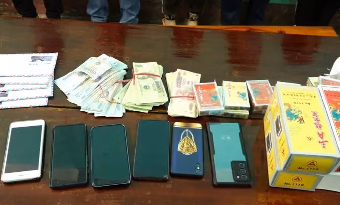 Số tiền mà nhóm đối tượng dùng để đánh bạc và một số tang vật liên quan