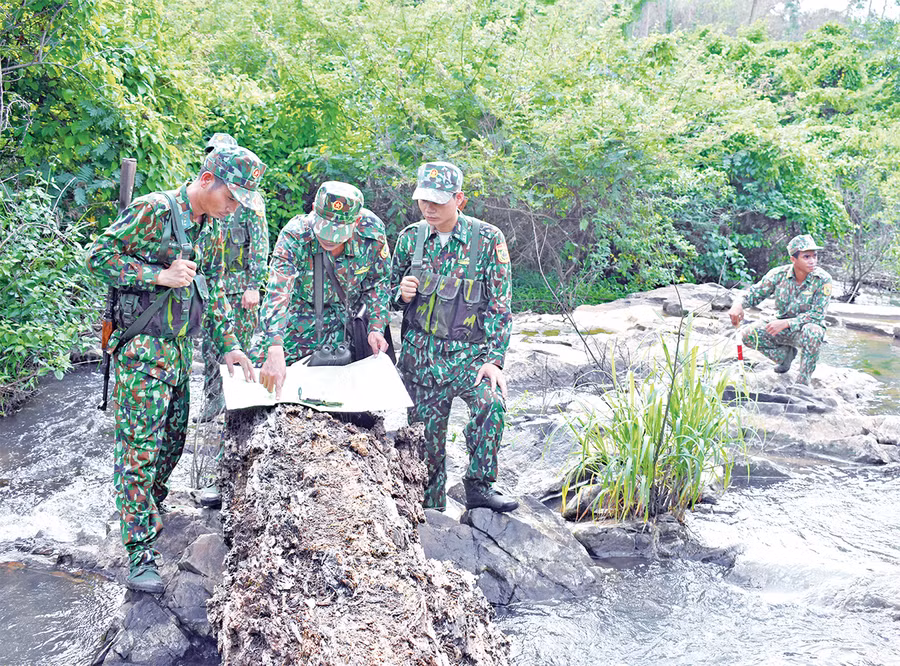  Cán bộ, chiến sĩ Đồn Biên phòng Cửa khẩu Quốc tế Lệ Thanh (huyện Đức Cơ) tuần tra bảo vệ biên giới. Ảnh: Duy Lê