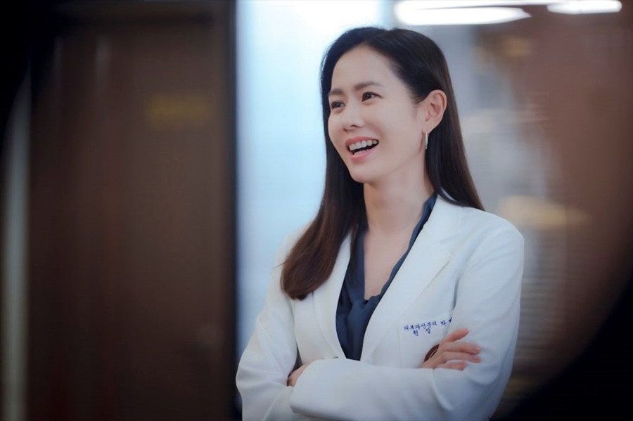 Son Ye Jin xinh đẹp trong tạo hình bác sĩ da liễu. Ảnh: Poster JTBC