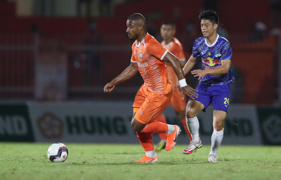 Đức Việt không ngại tranh chấp với các đối thủ nhiều kinh nghiệm. Ảnh: Ngọc Linh