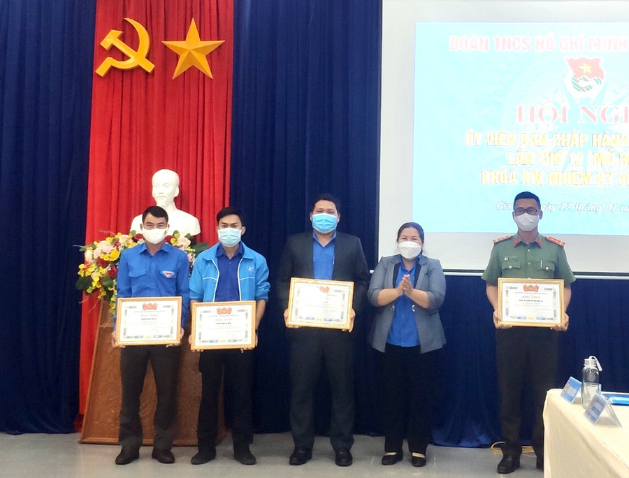  Ban Chấp hành Tỉnh Đoàn tặng bằng khen cho 5 đơn vị có thành tích xuất sắc dẫn đầu cụm hoạt động công tác Đoàn và phong trào thanh thiếu nhi năm 2021. Ảnh: Phan Lài