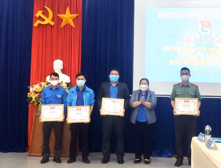  Ban Chấp hành Tỉnh Đoàn tặng bằng khen cho 5 đơn vị có thành tích xuất sắc dẫn đầu cụm hoạt động công tác Đoàn và phong trào thanh thiếu nhi năm 2021. Ảnh: Phan Lài
