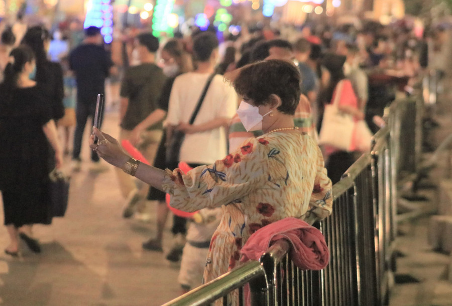 Người dân TP.HCM đã háo hức sẵn sàng để vào bên trong đường hoa Nguyễn Huệ vui Xuân. Ảnh: Cao An Biên