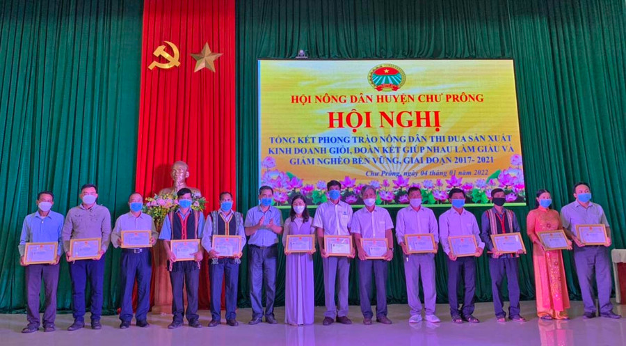 UBND huyện trao giấy khen cho các hội viên đạ thành tích trong phong trào Nông dân thi đua sản xuất kinh doanh giỏi, đoàn kết giúp nhau làm giàu và giảm nghèo bền vững giai đoạn 2017-2021. Ảnh: Hồng Thương