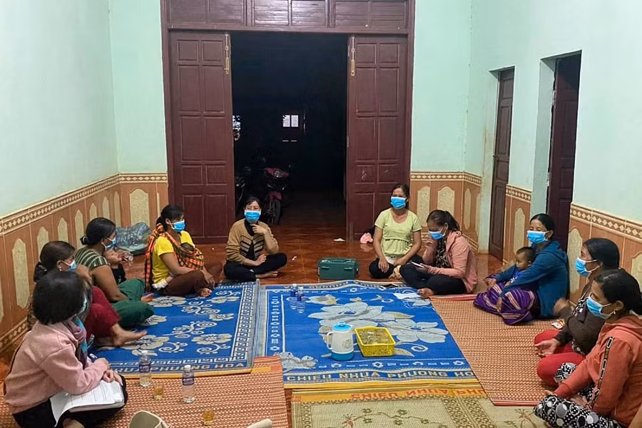 Một buổi sinh hoạt nhóm tiết kiệm ở làng Sơr (xã Ia Boòng, huyện Chư Prông). Ảnh: Minh Châu