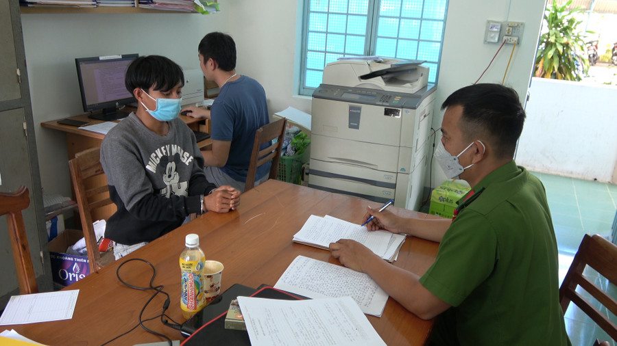 A Truyêt tại cơ quan điều tra. Ảnh: Hồng Anh