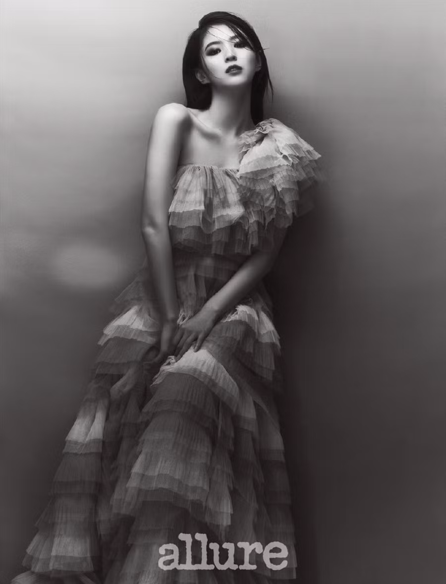 Han So Hee trông rất quyến trong bộ ảnh chụp cho tạp chí Allure Korea. Ảnh: Allure Korea