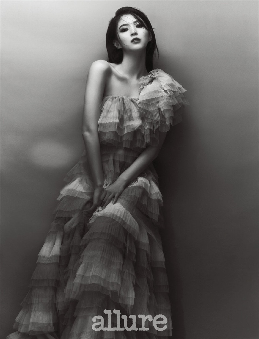 Han So Hee trông rất quyến trong bộ ảnh chụp cho tạp chí Allure Korea. Ảnh: Allure Korea