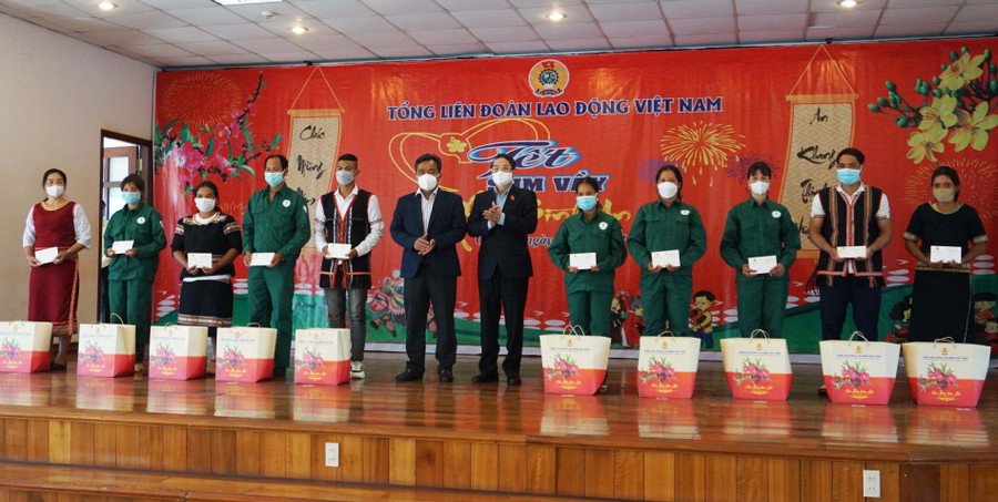 Đồng chí Nguyễn Đức Hải và đồng chí Hồ Văn Niên tặng quà cho công nhân có hoàn cảnh khó khăn trên địa bàn tỉnh. Ảnh: Quang Tấn