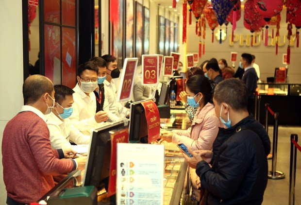 Khách hàng giao dịch vàng miếng. (Ảnh: TTXVN) Khách hàng giao dịch vàng miếng. (Ảnh: TTXVN)