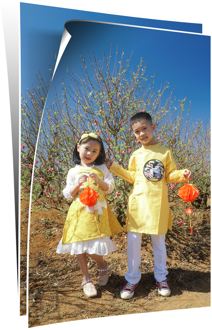 Ở đây, mọi người có thể lưu lại những hình ảnh thân thương bên những cành đào sắc thắm