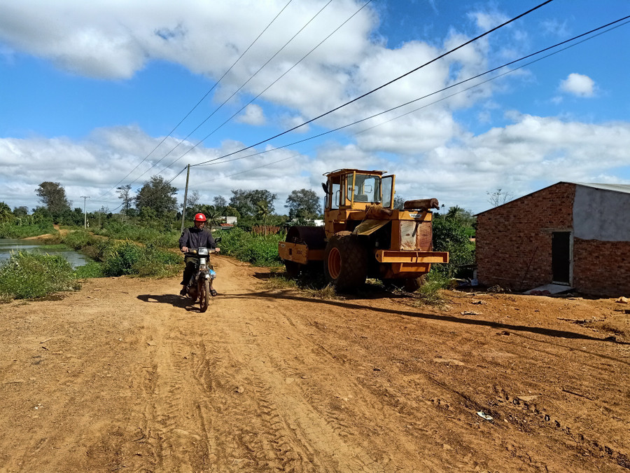 Trên công trường dự án chỉ có 1 chiếc máy ủi phơi nắng