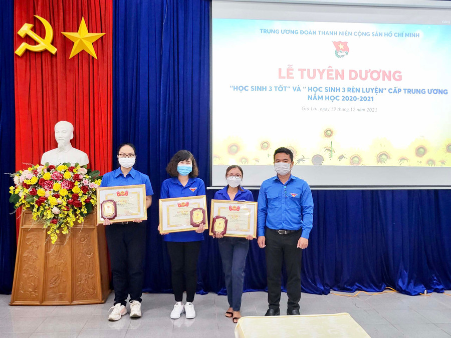 Thừa ủy nhiệm của Trung ương Đoàn, anh Đỗ Duy Nam-Phó Bí thư Tỉnh Đoàn trao danh hiệu “Học sinh 3 tốt”, “Học sinh 3 rèn luyện” cho các học sinh. Ảnh: Phan Lài