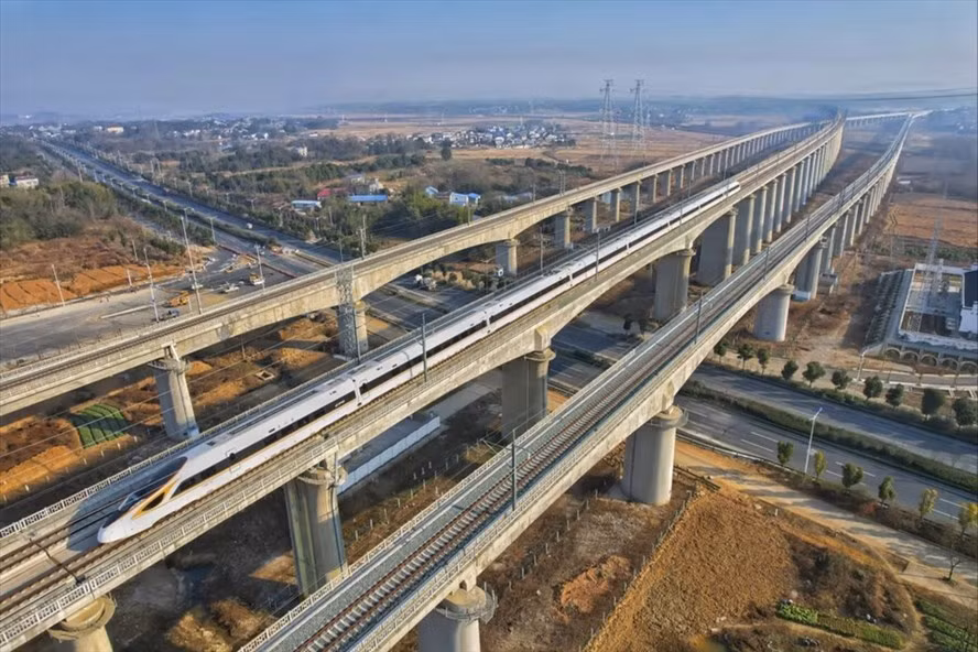 Trung Quốc có kế hoạch mở rộng đường sắt cao tốc lên 50.000 km vào năm 2025. Ảnh: Xinhua