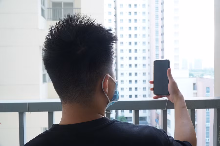 Trong thời gian cách ly trong bệnh viện dã chiến, H. tranh thủ gọi điện cho người thân, bạn bè. Ảnh: Khánh Trần