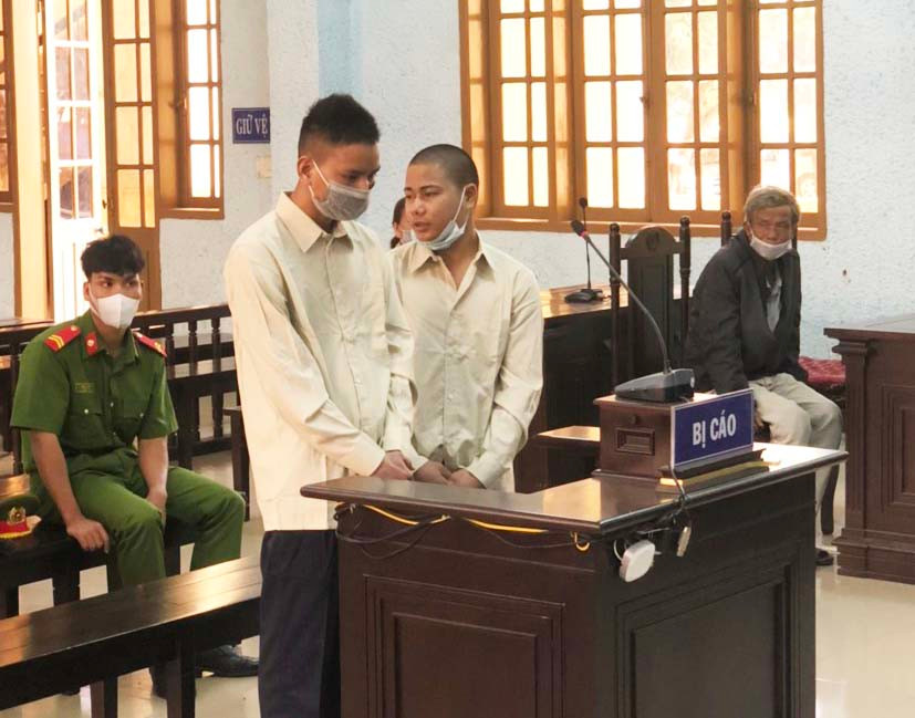 Hai bị cáo tại phiên tòa. Ảnh: R'Ô HOK