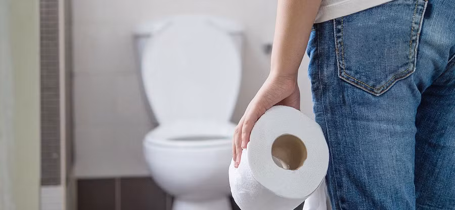 Chuyên gia nói gì về cách ngồi tốt nhất khi đi vệ sinh?. Ảnh: Shutterstock