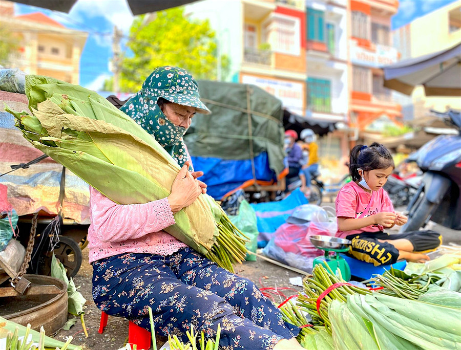 Bà Trần Thị Mỹ Dung (thôn Thượng An, xã Song An, thị xã An Khê) mang lá dong lên Pleiku ngồi bán từ chiều 24 tháng Chạp Âm lịch. Ảnh: Mộc Trà