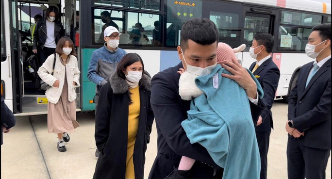 Hình ảnh tổ tiếp viên chuyến bay VN5311 hỗ trợ hành khách - Ảnh: Diễn đàn hàng không